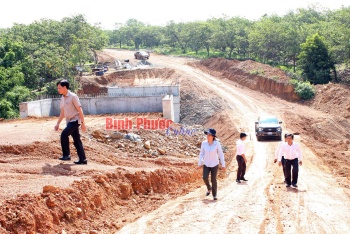 Phú Riềng: Lãnh đạo huyện kiểm tra tiến độ và chất lượng các công trình trên địa bàn