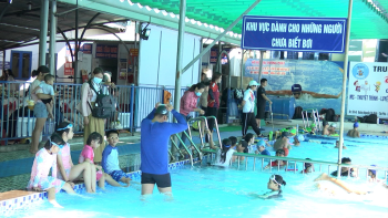 Đồng Xoài tổ chức lớp bơi an toàn phòng chống đuối nước cho trẻ em