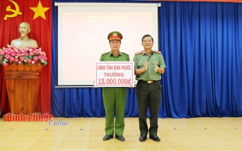 Chủ tịch UBND tỉnh Bình Phước khen thưởng đột xuất cho Công an huyện Đồng Phú