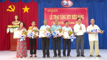 Tặng huy hiệu đảng cho 8 đảng viên từ 40 - 55 tuổi đảng