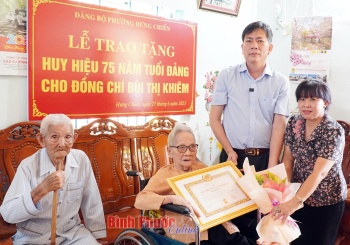 Đảng viên Bùi Thị Khiêm nhận Huy hiệu 75 năm tuổi đảng