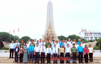 Dâng hương tưởng niệm tại Di tích lịch sử quốc gia “Địa điểm chiến thắng Đồng Xoài”
