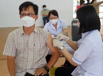 Phấn đấu các đối tượng có nguy cơ cao được tiêm vắc xin phòng Covid-19 đủ số mũi theo hướng dẫn của Bộ Y tế
