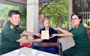 Quân khu 7 tặng quà chính sách tại Bình Phước