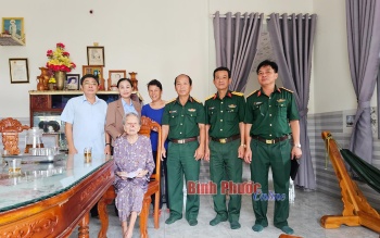 Lãnh đạo tỉnh thăm, tặng quà tại Lộc Ninh nhân Ngày thương binh - liệt sĩ