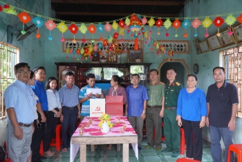 Lãnh đạo huyện Phú Riềng thăm, tặng quà gia đình người có công