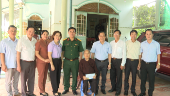 Thăm mẹ Việt Nam anh hùng, các gia đình chính sách trên địa bàn thị xã Chơn Thành