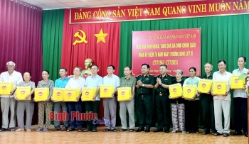 Đoàn công tác Cục Chính trị thăm, tặng quà chính sách tại Bình Phước