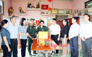 Phó Bí thư Thường trực Tỉnh ủy, Chủ tịch HĐND tỉnh Huỳnh Thị Hằng thăm, tặng quà người có công tại huyện Bù Đốp