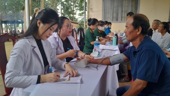 Bệnh viện Quân y 7B khám bệnh, tặng quà cho gia đình chính sách tại Bình Phước
