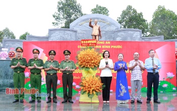 Khánh thành tượng đài Chủ tịch Hồ Chí Minh và hội trường Công an tỉnh Bình Phước
