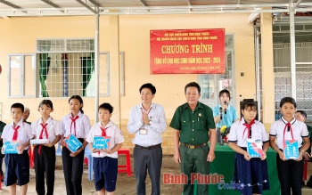 Hơn 35.000 vở trắng tặng học sinh các dân tộc ở huyện Lộc Ninh