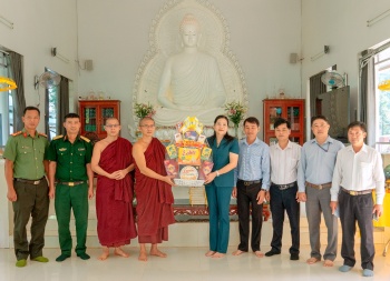 Hớn Quản thăm, tặng quà các cơ sở Phật giáo nhân dịp Đại lễ Vu Lan