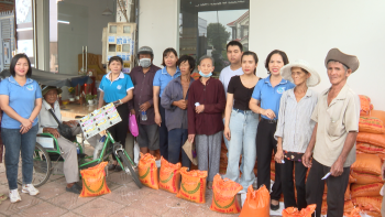 Hội LHPN thị xã Chơn Thành tặng quà cho các gia đình hội viên khó khăn