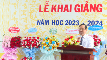Bí thư Thị uỷ Chơn Thành dự lễ khai giảng tại Trường THCS-THPT Minh Hưng