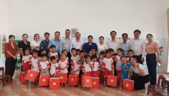 Chủ tịch UBND tỉnh thăm, tặng quà Trung thu điểm trường Mẫu giáo Hoa Mai