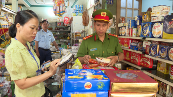 Tổ chức ra quân đi kiểm tra an toàn thực phẩm tại các chợ, cơ sở sản xuất, kinh doanh