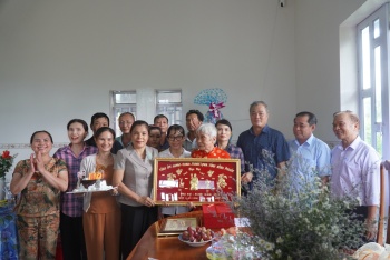 Trưởng ban Tổ chức Tỉnh ủy thăm, tặng quà người cao tuổi tại Phú Riềng