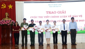 Bình Long trao giải cuộc thi chính luận