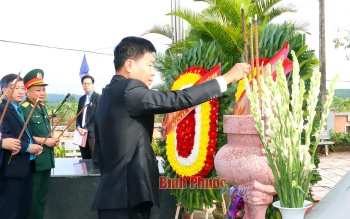Dâng hương tại tượng đài Phú Riềng Đỏ kỷ niệm 94 năm ngày truyền thống ngành cao su