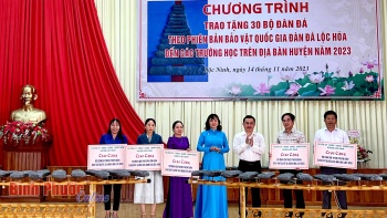 Lộc Ninh trao tặng 30 bộ bảo vật quốc gia đàn đá Lộc Hòa