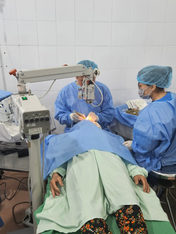 Tổ chức phòng chống mù lòa Châu Á tổ chức mổ mắt miễn phí tại Bù Đăng