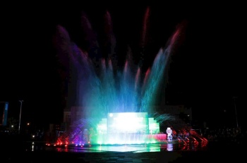 Nhạc nước tại Quảng trường thành phố Đồng Xoài diễn ra vào tối thứ bảy, chủ nhật hàng tuần