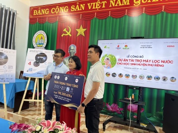 Tặng máy lọc nước cho 11 điểm trường của huyện Phú Riềng