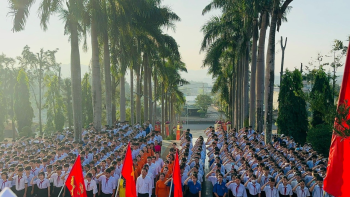 Trường THCS Phan Bội Châu tổ chức cho học sinh dâng hương tưởng nhớ các anh hùng liệt sĩ