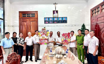 Lãnh đạo huyện Đồng Phú thăm, chúc mừng các cơ sở tôn giáo trên địa bàn