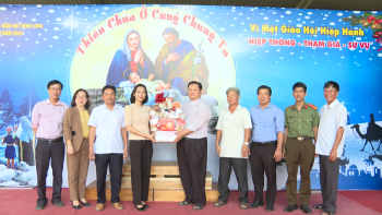 Lãnh đạo thị xã Chơn Thành thăm, chúc mừng Lễ Giáng sinh