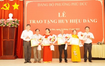 Bình Long trao huy hiệu 55 và 40 năm tuổi đảng cho 04 đảng viên