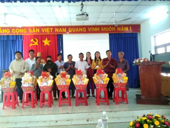 Tặng quà Tết cho gia đình chính sách tại xã Hưng Phước
