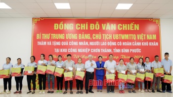Chủ tịch Ủy ban Trung ương MTTQ Việt Nam Đỗ Văn Chiến tặng quà người nghèo và công nhân, người lao động tại Bình Phước