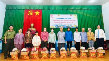 Hơn 800 phần quà tết tặng người dân khó khăn xã Lộc Tấn
