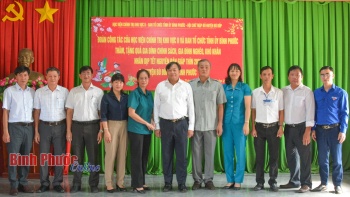 Học viện Chính trị khu vực II và Ban Tổ chức Tỉnh ủy Bình Phước tặng quà tại Bù Đốp