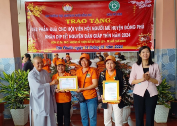 Tặng 152 phần quà cho hội viên Hội Người mù huyện Đồng Phú
