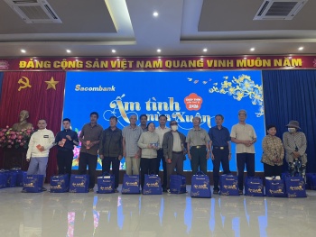 Sacombank trao quà Tết cho các gia đình khó khăn tại Chơn Thành