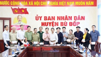 Ban Dân tộc tỉnh Bình Phước tặng quà tết ở Bù Đốp