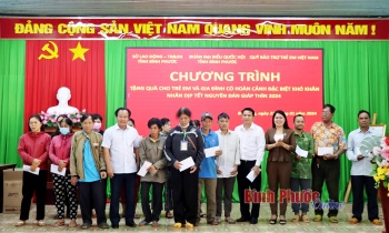 Đoàn đại biểu Quốc hội tỉnh Bình Phước tặng quà tết cho người nghèo