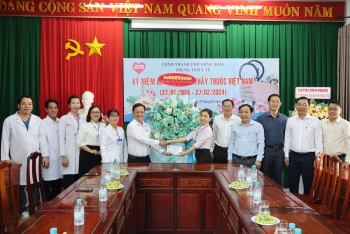 Lãnh đạo thành phố Đồng Xoài thăm, chúc mừng Ngày thầy thuốc Việt Nam