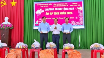 Đồng Phú: Trao 100 triệu đồng chăm lo Tết cho người có hoàn cảnh khó khăn