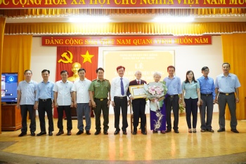 Phú Riềng: Trao huy hiệu 65 năm tuổi đảng cho đồng chí Nguyễn Xuân Lan