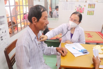 Các y, bác sĩ TP. Hồ Chí Minh khám bệnh, cấp thuốc miễn phí cho người dân Bù Đốp