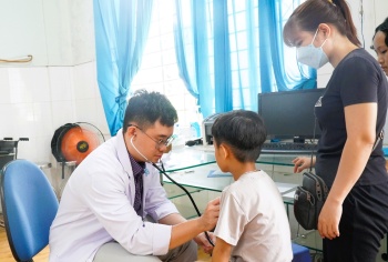 Khám sàng lọc tim bẩm sinh cho trẻ em tại thị xã Bình Long
