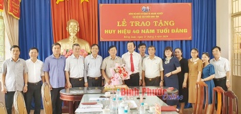 Trao Huy hiệu 40 năm tuổi đảng cho Chủ tịch Hội Cựu chiến binh tỉnh