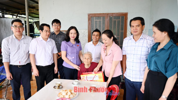 Đoàn đại biểu Quốc hội tỉnh tặng quà Mẹ Việt Nam anh hùng, người có công