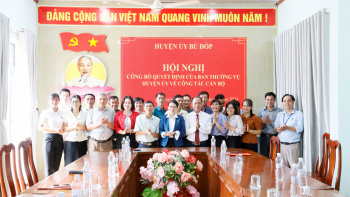 Bù Đốp công bố quyết định về nhân sự