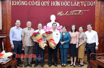 Chủ tịch UBND tỉnh Trần Tuệ Hiền trao quyết định về công tác cán bộ