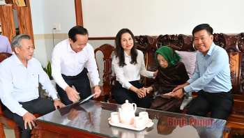 Bí thư Tỉnh ủy Nguyễn Mạnh Cường thăm, tặng quà mẹ VNAH tại Phước Long